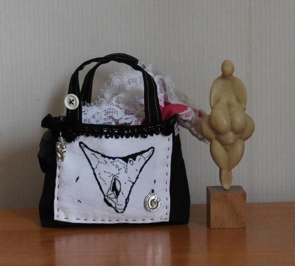 Sac-reliquaire du Féminin -Vulve préhistorique