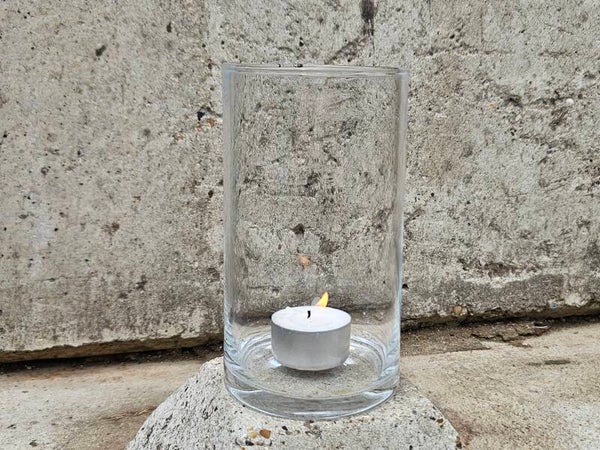 Waxinelichtje in glazen cilinder