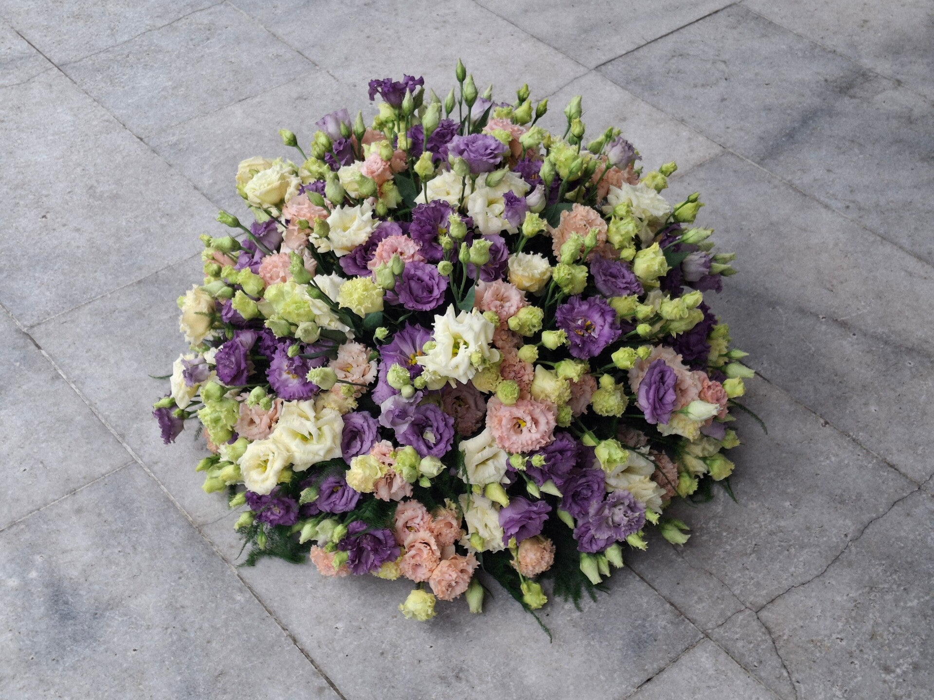 Bloempastel ~ Rouwstuk met Lisianthus