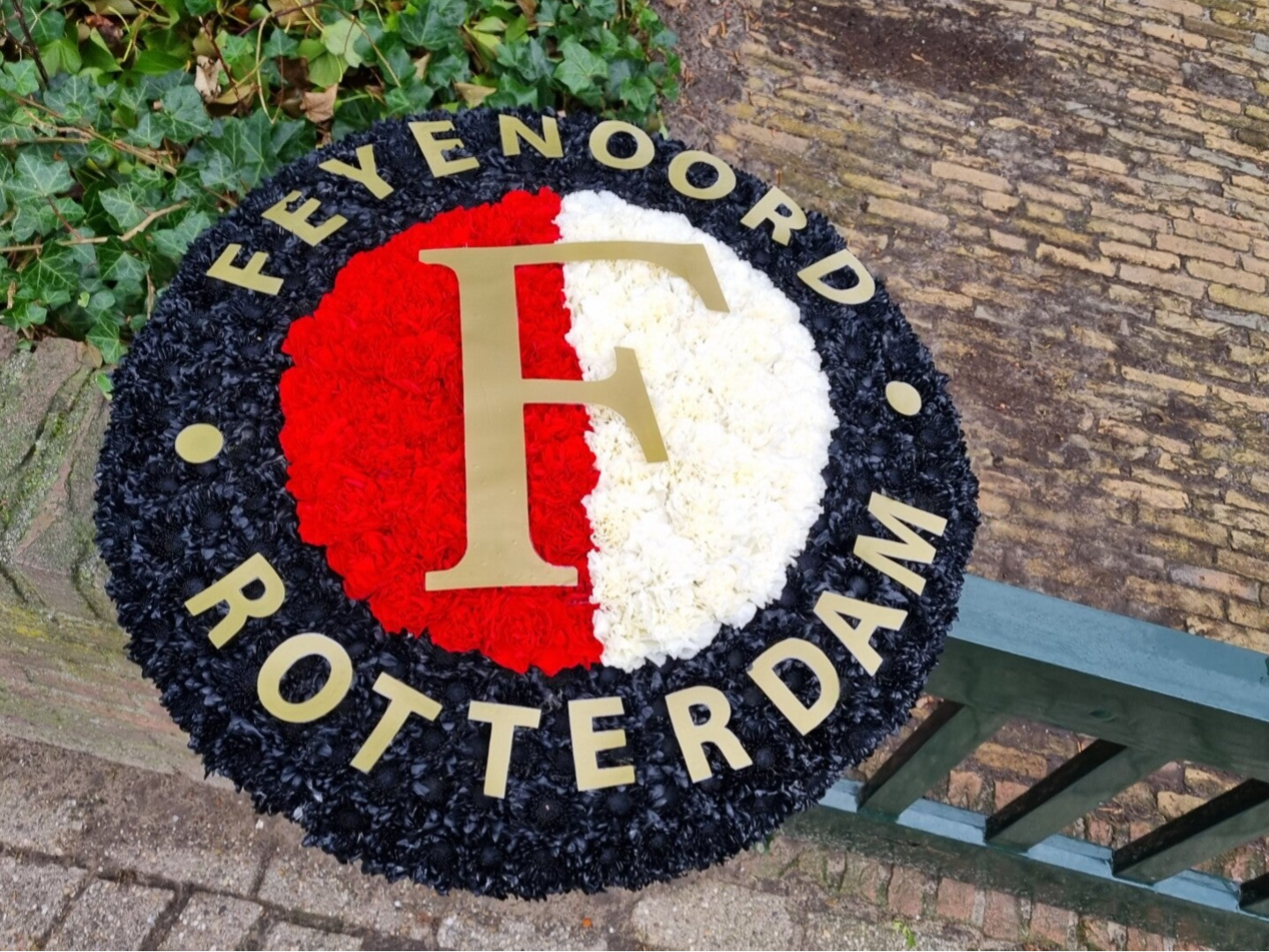 Goud ~ Rouwstuk logo voetbalclub