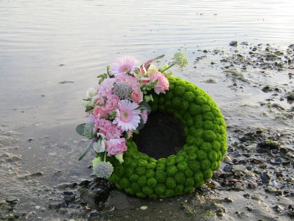 Groenroze ~ Rouwkrans met toef