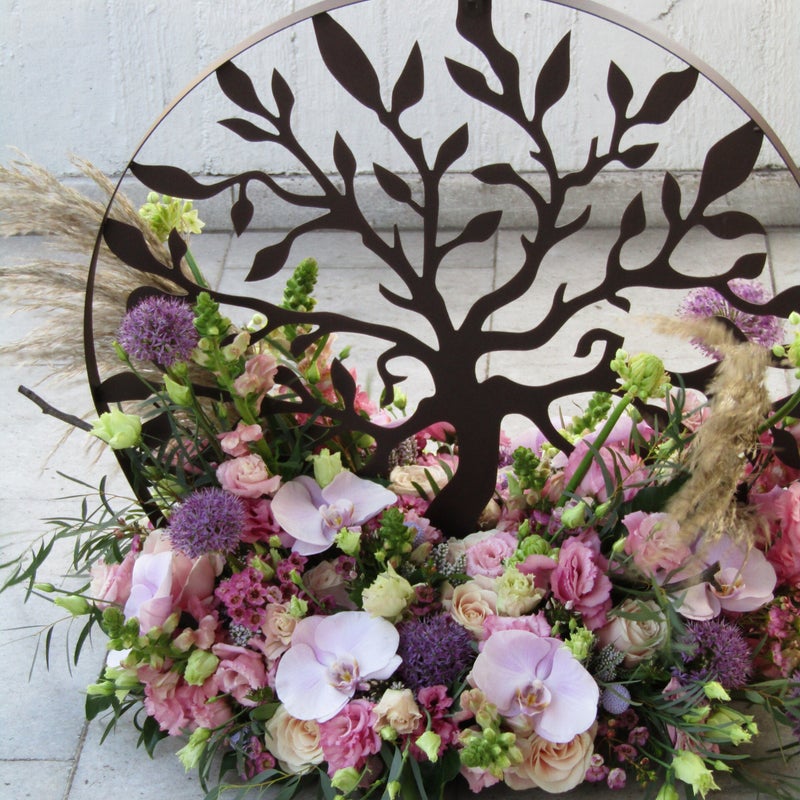 Rouwstuk bloemen met levensboom
