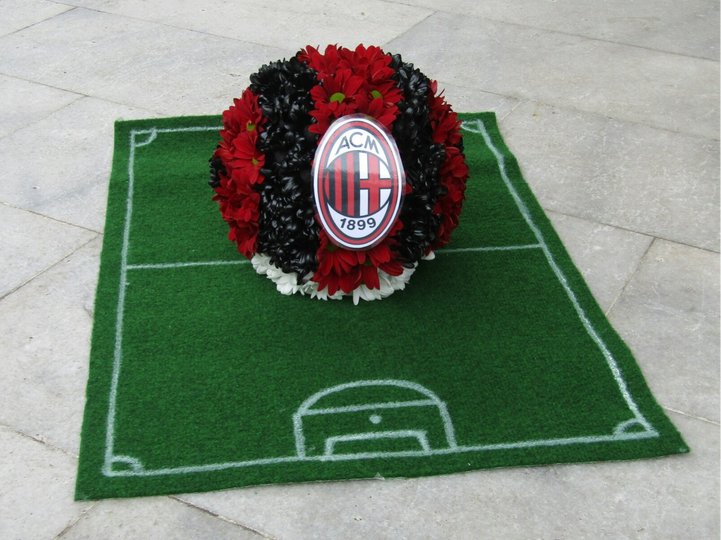 Grasgroen ~ Rouwstuk Voetbal Bloemen