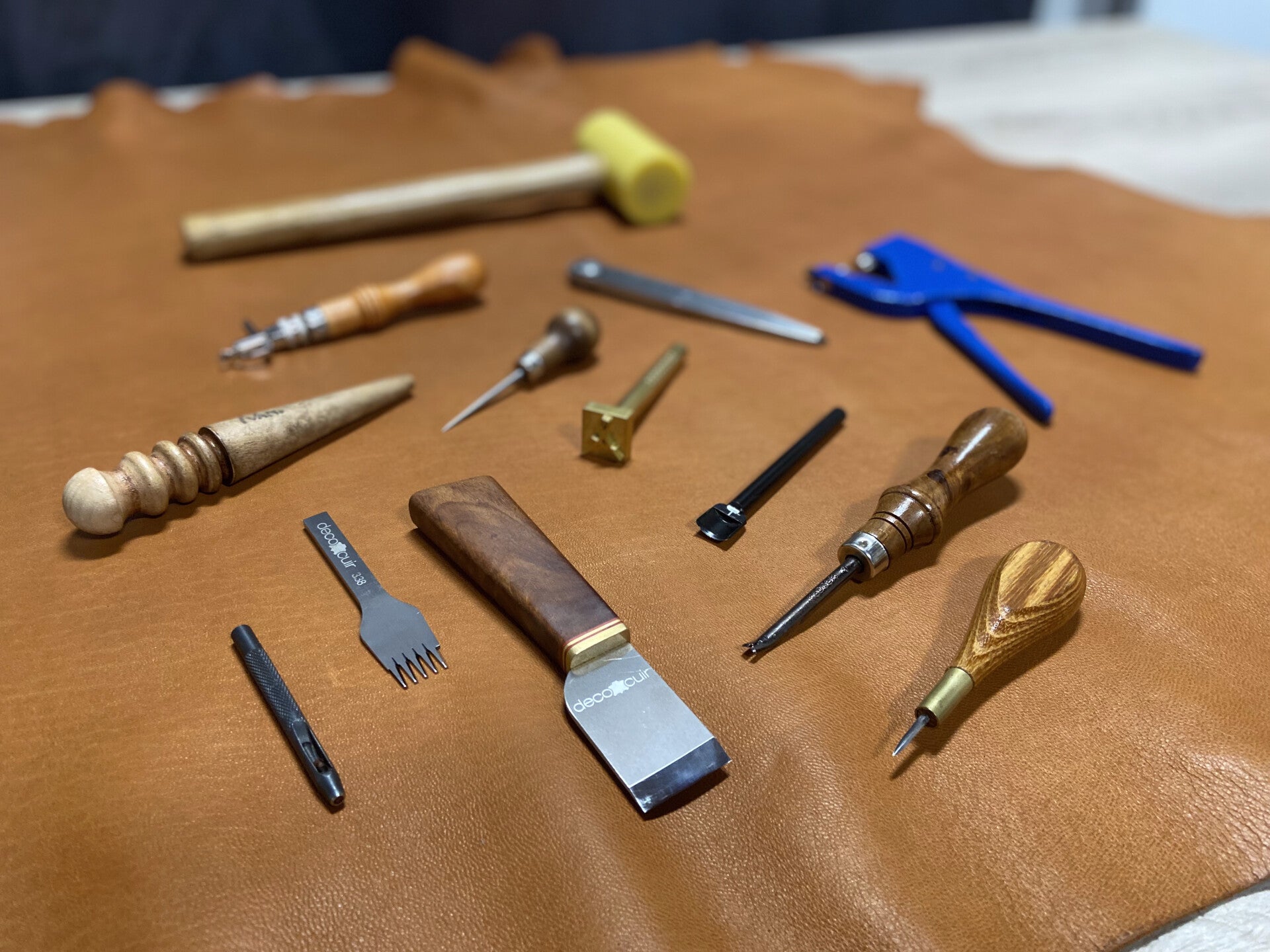 travail a la main Atelier boutique cuir aline maroquinerie créations artisanales oloron sainte marie 64