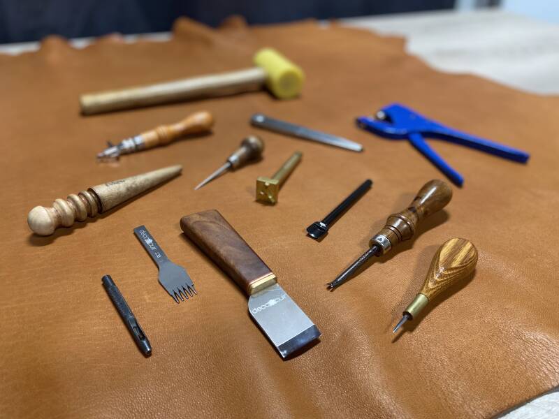 Principaux outils utilisés pour la découpe du cuir, le perçage avant couture, la pose d'accessoires et les finitions.