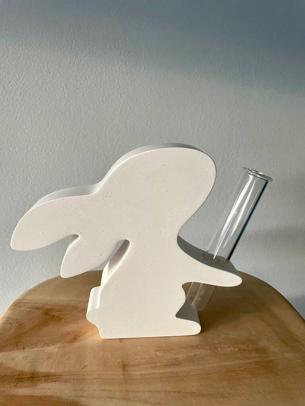 Konijn met buisje