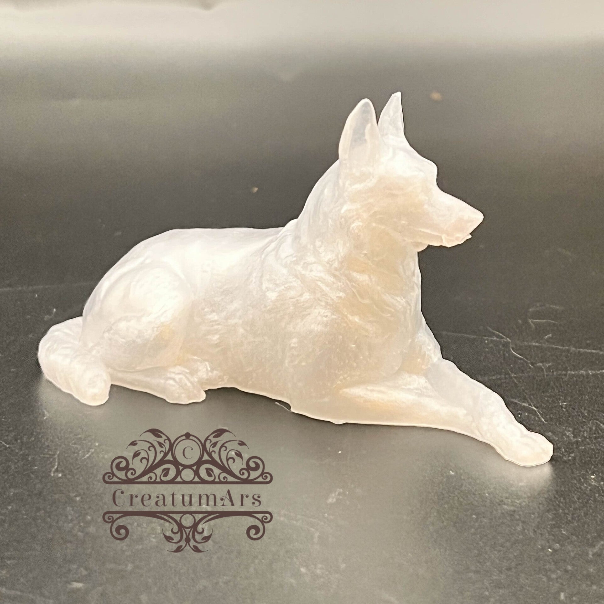 Deutscher Schäferhund-Figur, liegend in 3D aus Resin (Epoxidharz) | Individuelle Herstellung auf Wunsch | Unikat | Geschenkidee | Dekoration