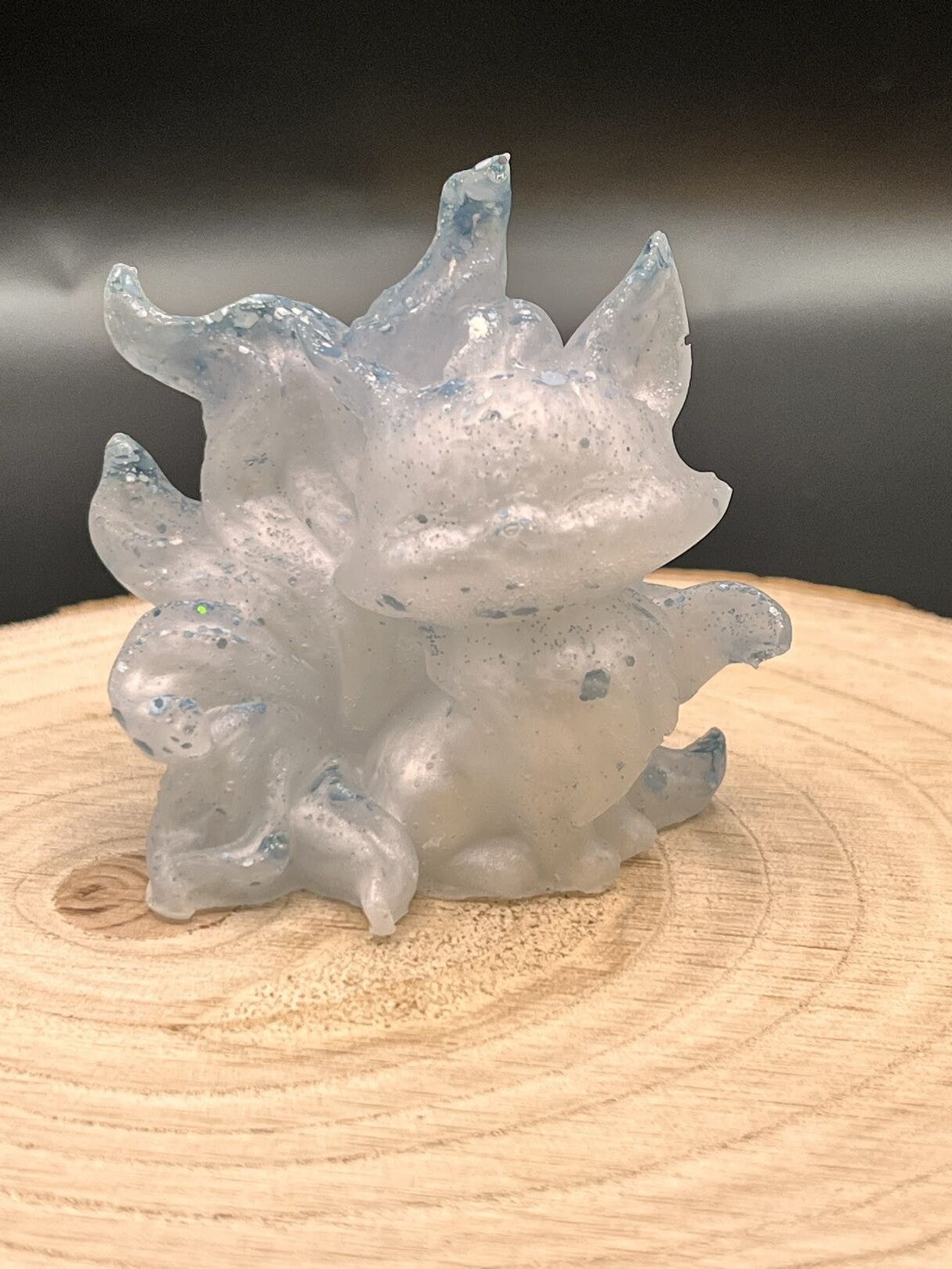 Handgefertigte Kitsune-Figur aus Resin (7 cm) – Individuell personalisierbar in Wunschfarbe, Glitzer & Metallflocken