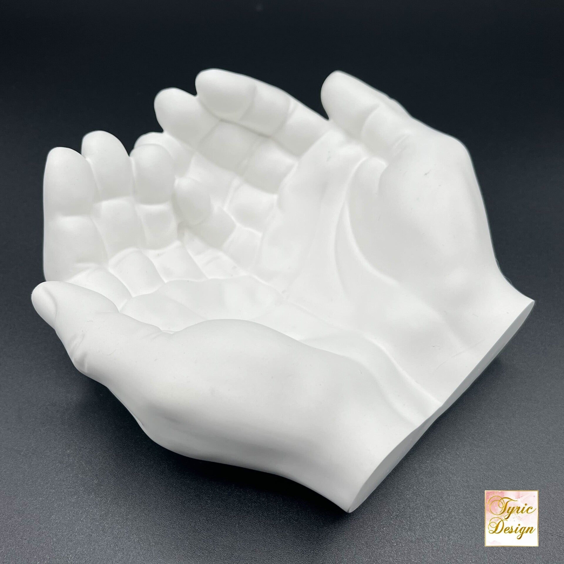Ästhetische Skulptur „Haltende Hände“ – Minimalistisches Design aus Gießmasse