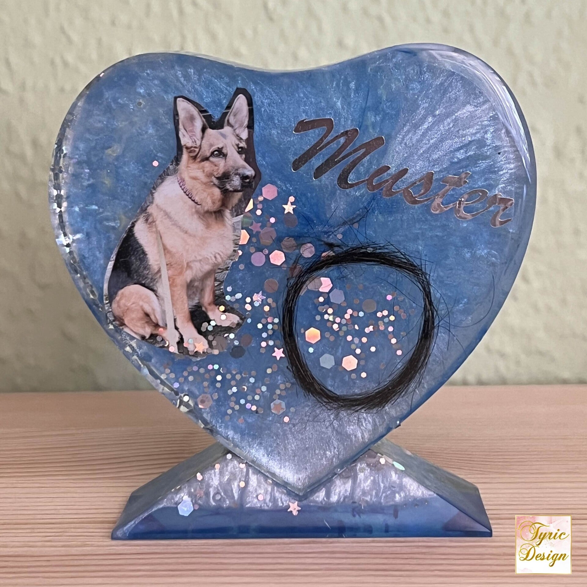Erinnerungsstück / Andenken aus Resin * Aufrechtstehendes Herz mit Sockel (klein) * Jedes Stück ein indiv. Unikat * Benutzerdef. Herstellung