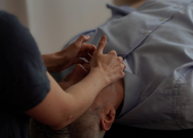 Behandlung des Mundbodens, liegend auf einer Therapieliege