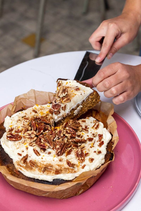 Seizoenstaartje: Kruidige worteltaart met mascarpone & pecan