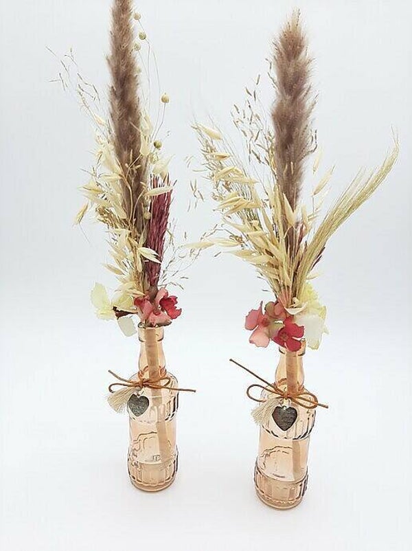 Set glazen vaasjes met gedroogde bloemen
