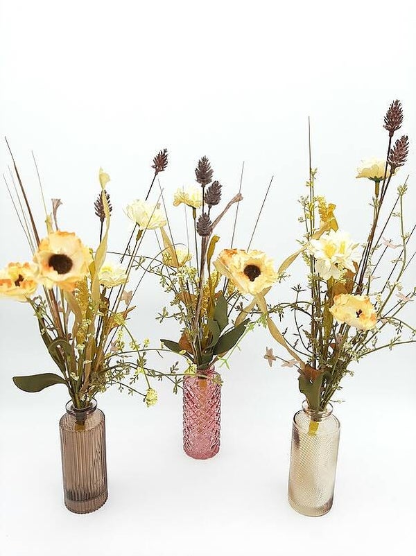 Vaasjes met zijdenbloemen