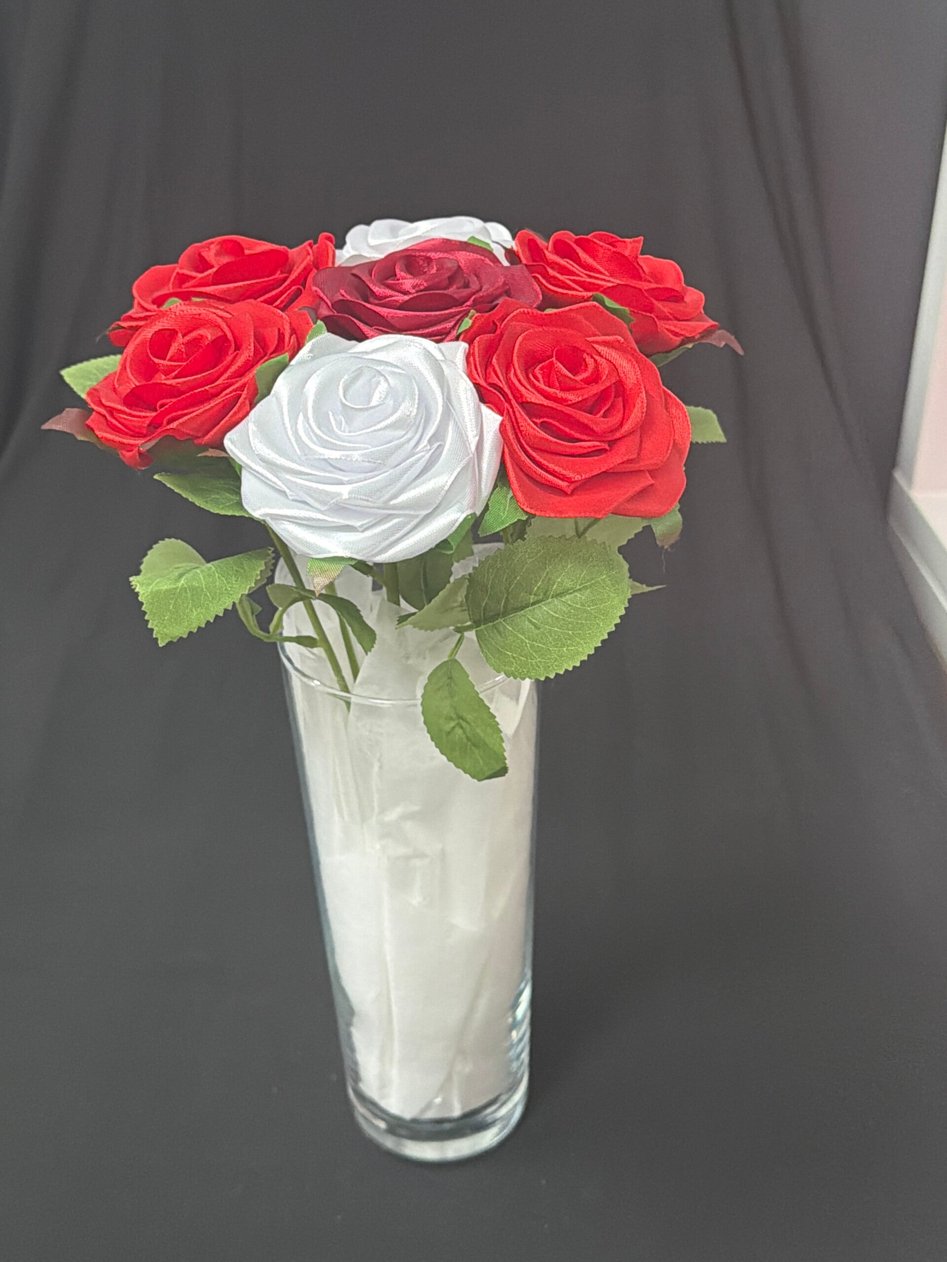 Vase de fleurs en satin rouge et blanc