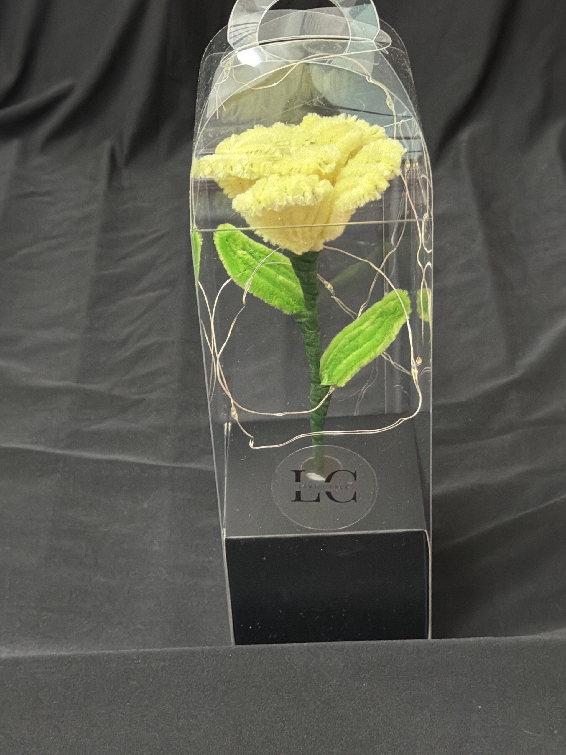 Rose éternelle lumineuse jaune clair