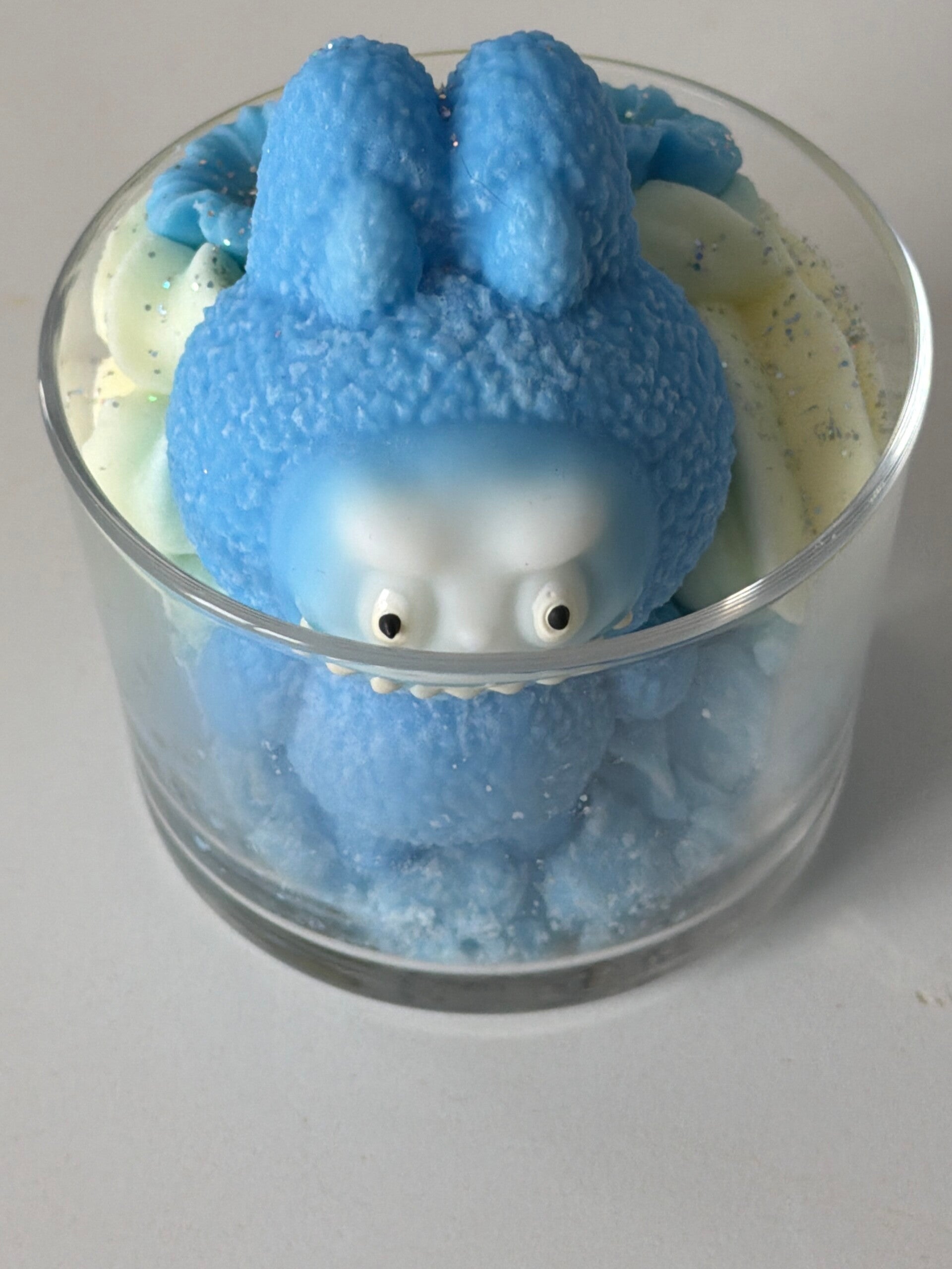 Bougie LABUBU parfum « sucre d’orge »