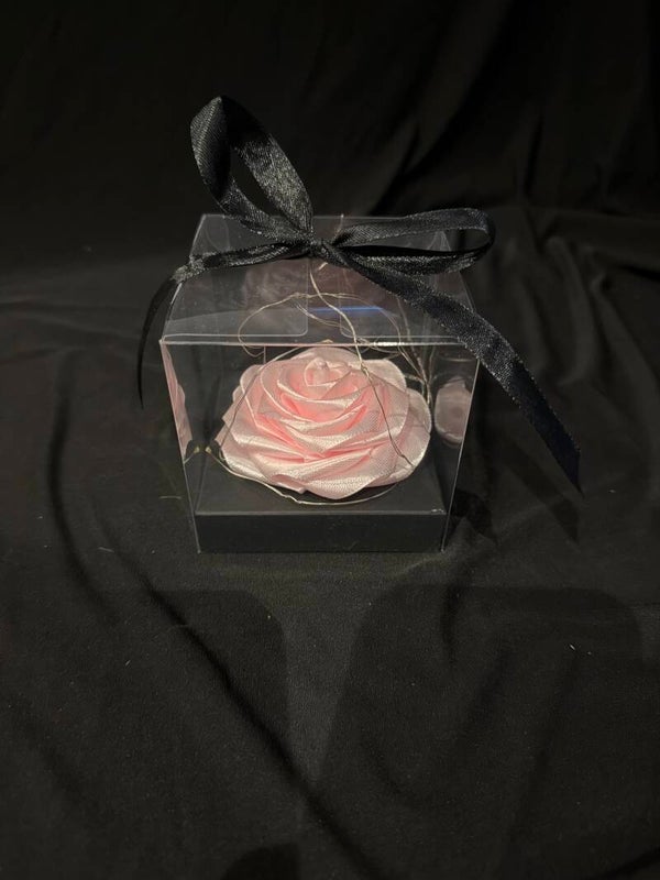Rose éternelle lumineuse dans sa boîte