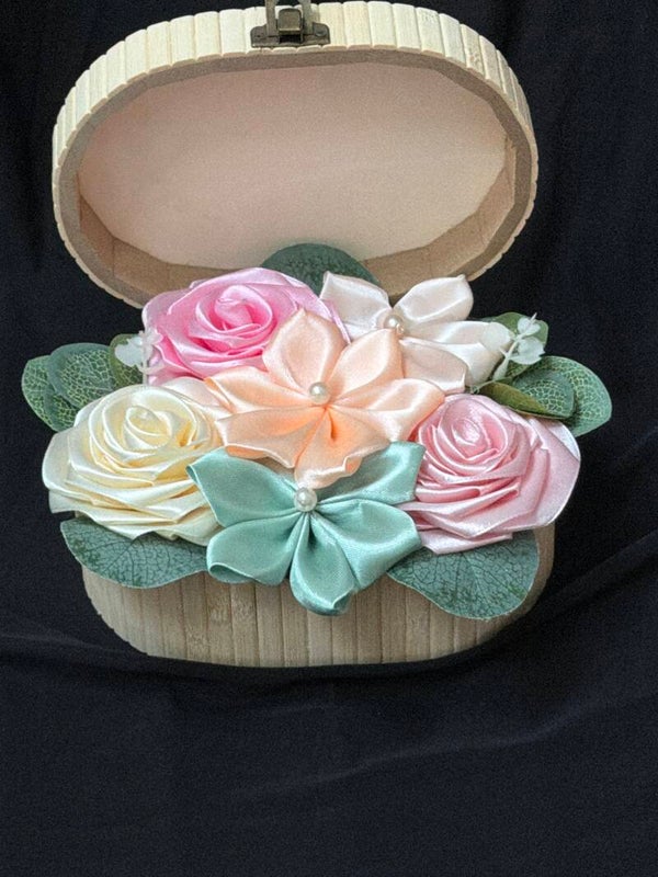 Composition en satin dans sa boîte en bois