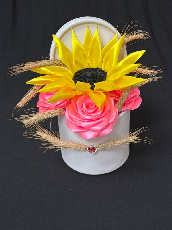 Composition de fleurs en satin avec tournesol