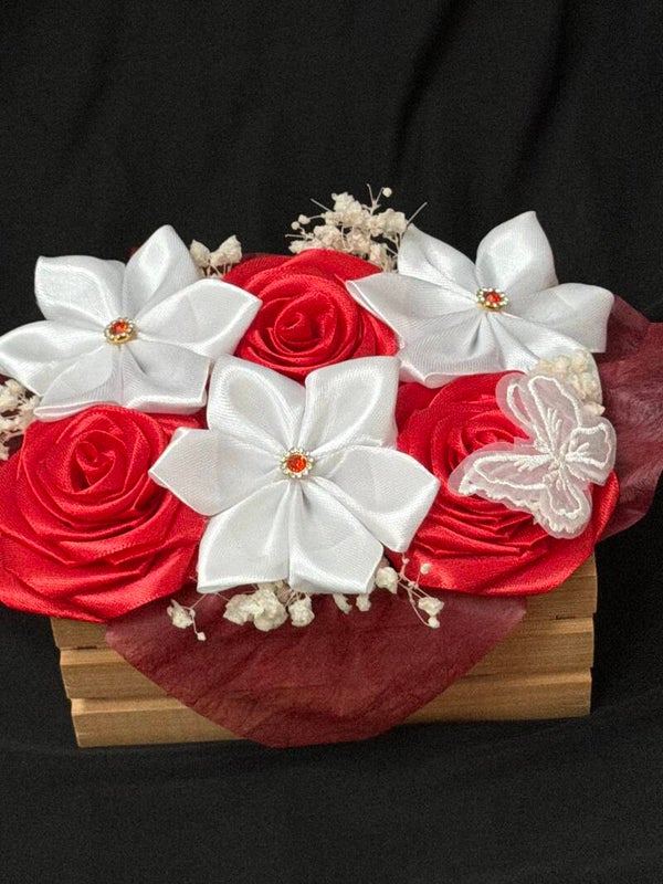 Composition en satin rouge et blanche lumineuse