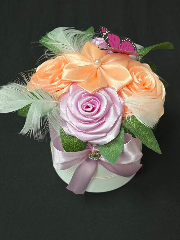 Composition de fleurs en satin dans son pot