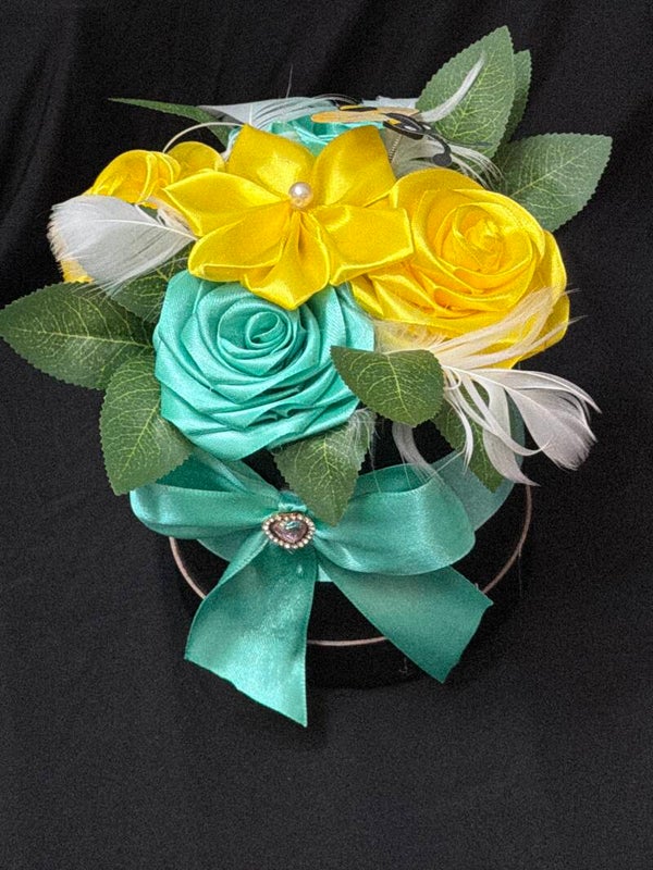 Composition fleurs en satin vert et jaune