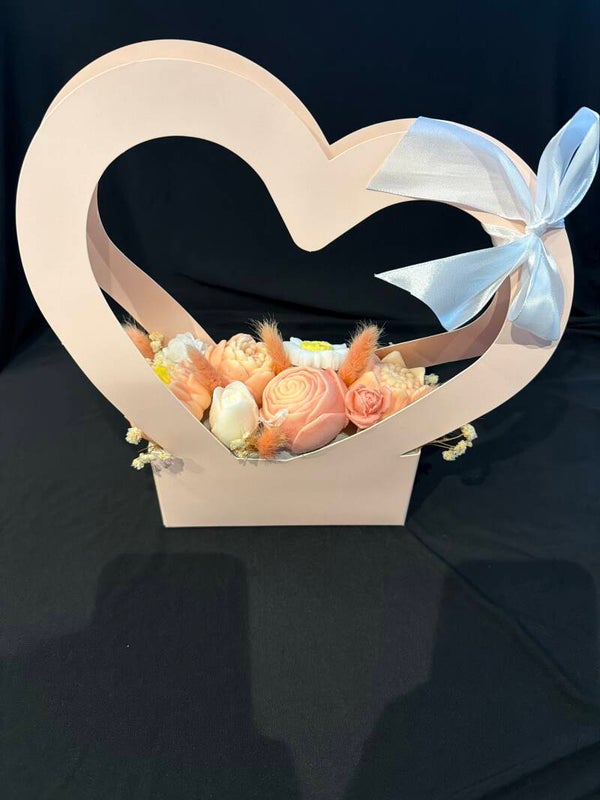 Bouquet de fleurs en savon dans son sac en cœur