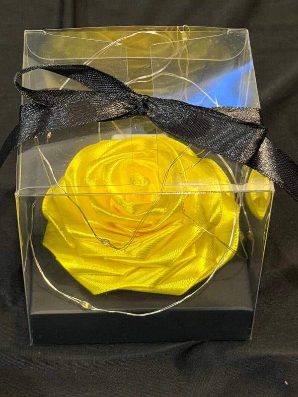 Rose éternelle lumineuse dans sa boîte