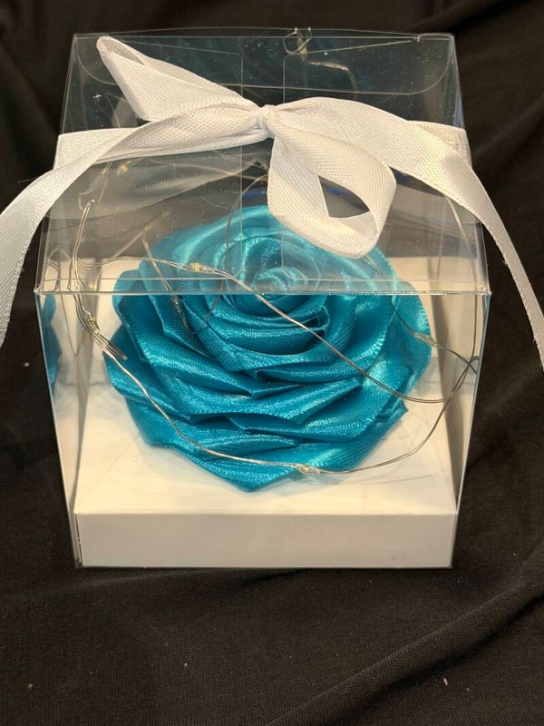 Rose éternelle lumineuse dans sa boîte