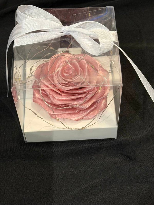 Rose éternelle lumineuse dans sa boîte