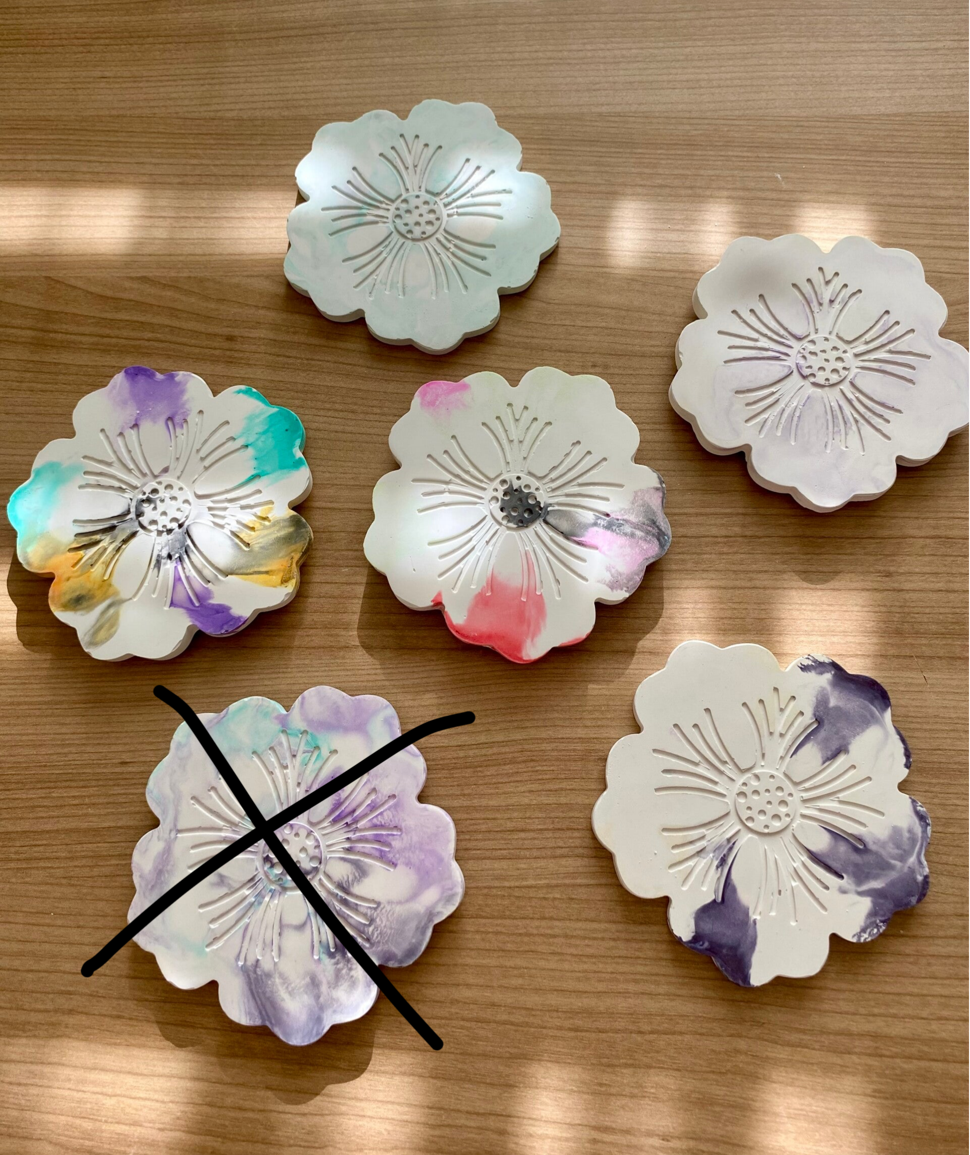 Sous verres fleurs en plâtre, diverses couleurs