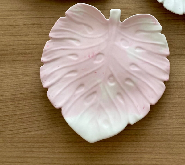 Feuilles Monstera en plâtre blanc et rose pâle