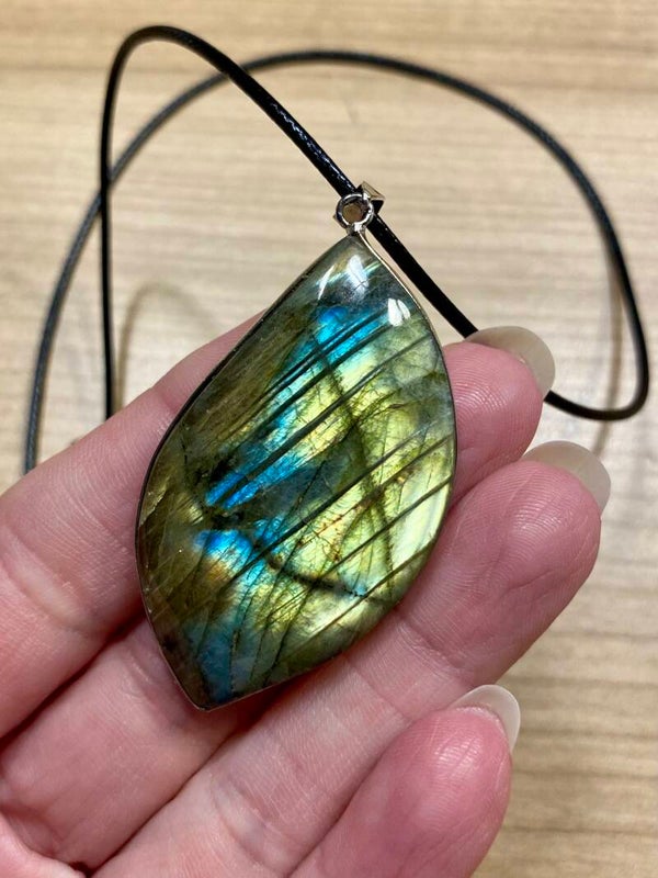Collier Labradorite chaîne réglable cordon noir