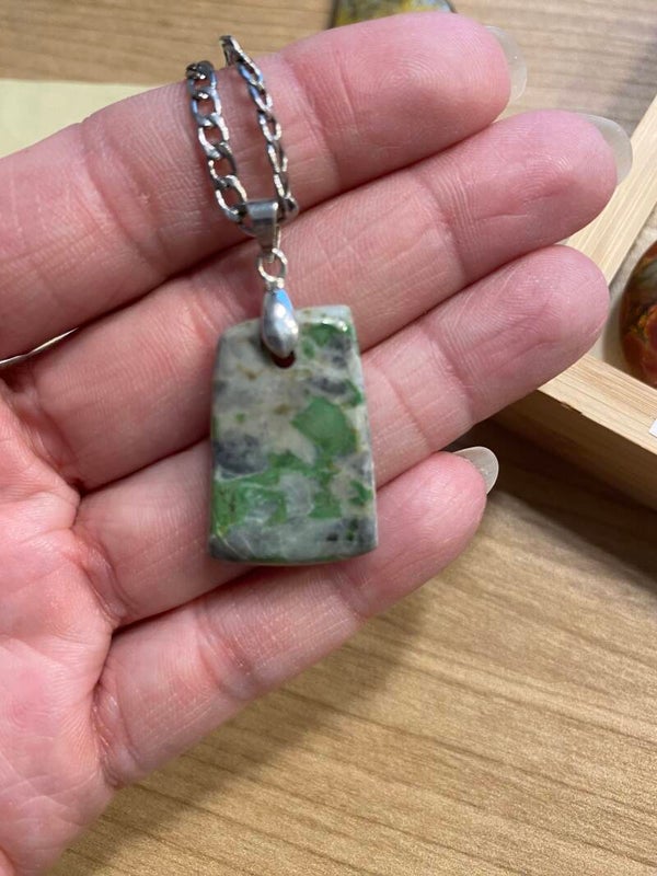 Collier chaîne acier et pendentif  Smaragdite du Valais