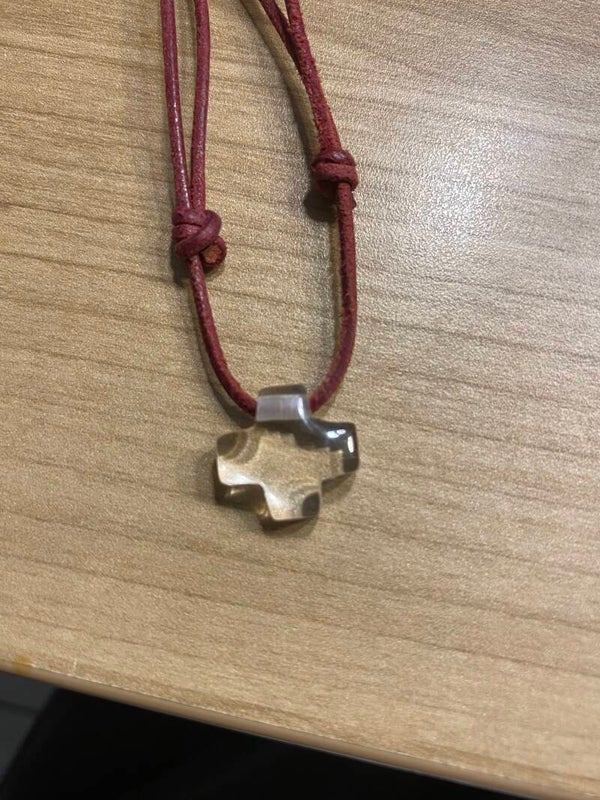 Collier en cuir (bordeau) croix en cristal de roche