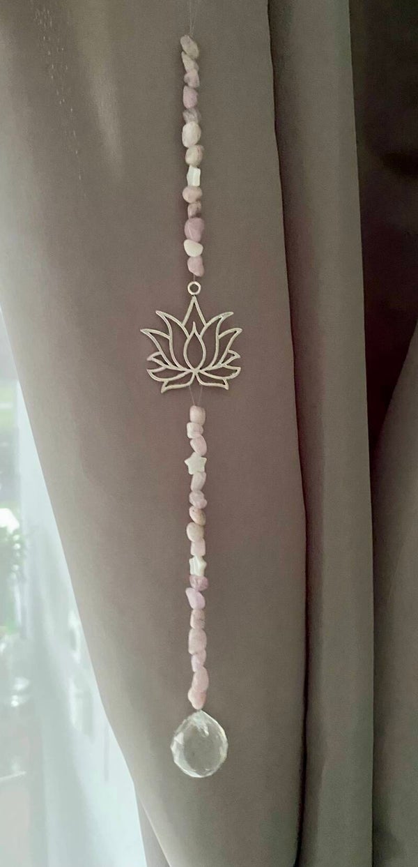 Capteur de lumière Kunzite et Nacre avec une fleur de Lotus  (numéro 63)