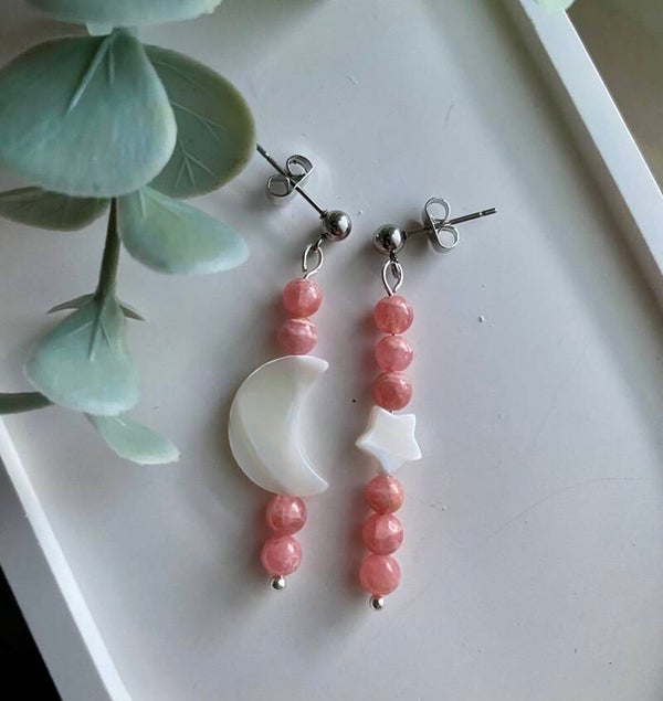 Clous d’oreilles Asymétriques en Rhodochrosite et Nacre (numéro 304)