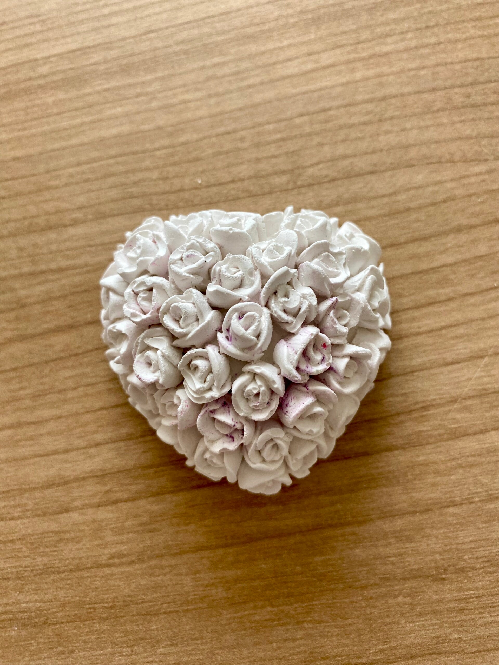 Cœur petites roses en plâtre
