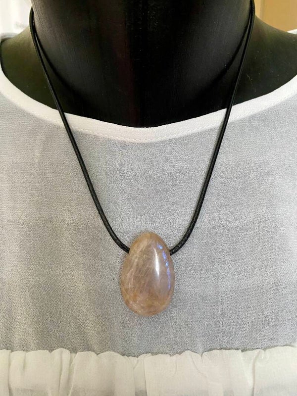 Collier Pierre de lune grise avec magnifique reflet bleuté