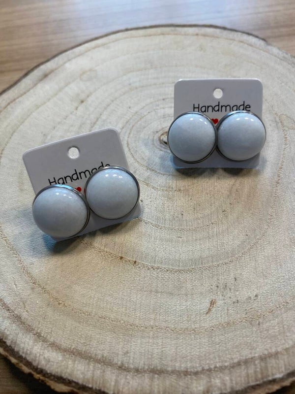 Clous d’oreilles Jade blanche 16mm  (numéro 250/251)