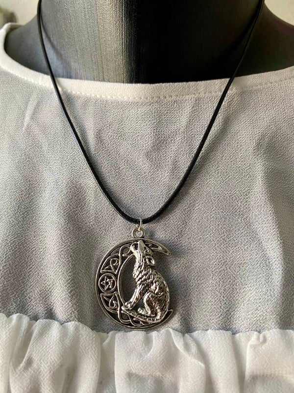 Collier Loup sur lune acier inoxydable