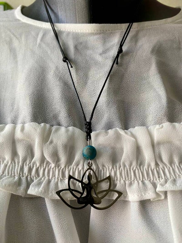 Collier cordon noir réglable, Apatite mat, Lotus