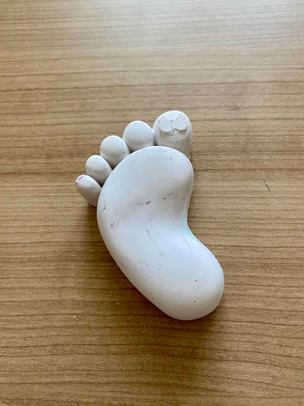 Pied bébé en plâtre
