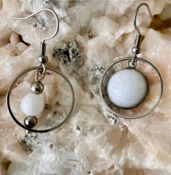 Boucles d’oreilles asymétrique Jade blanche de Birmanie (numéro 193)