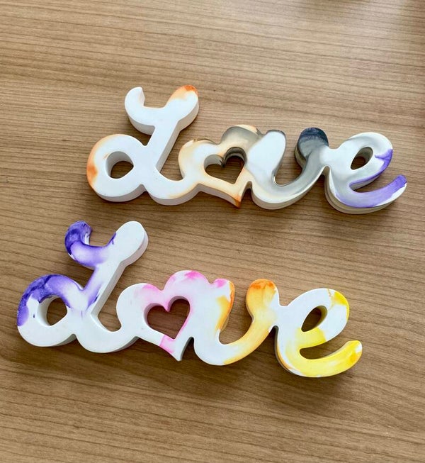 Mot Love en plâtre, diverses couleurs