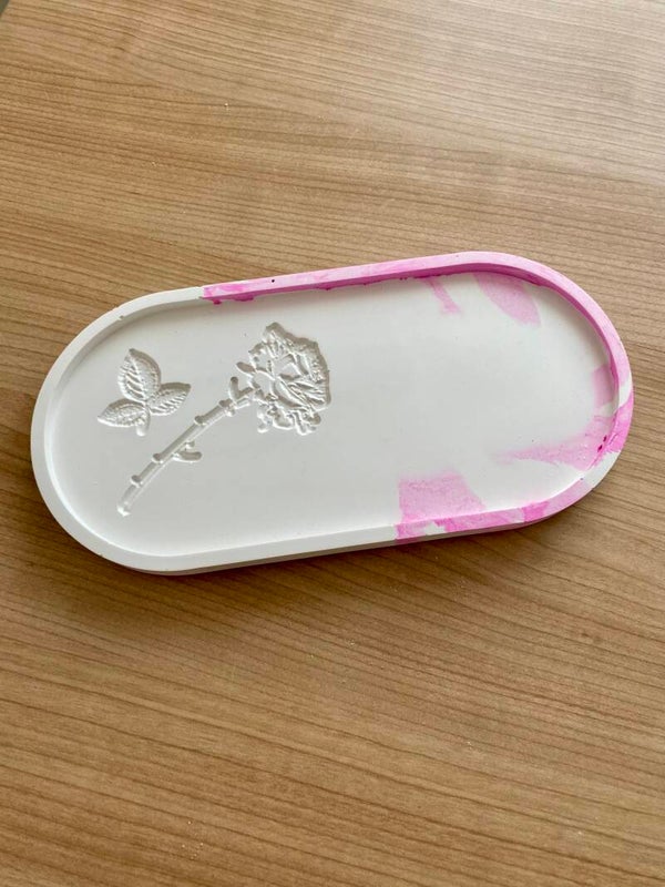 Plateau en plâtre avec une rose
