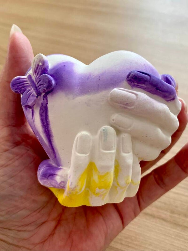 Cœur dans les mains en plâtre