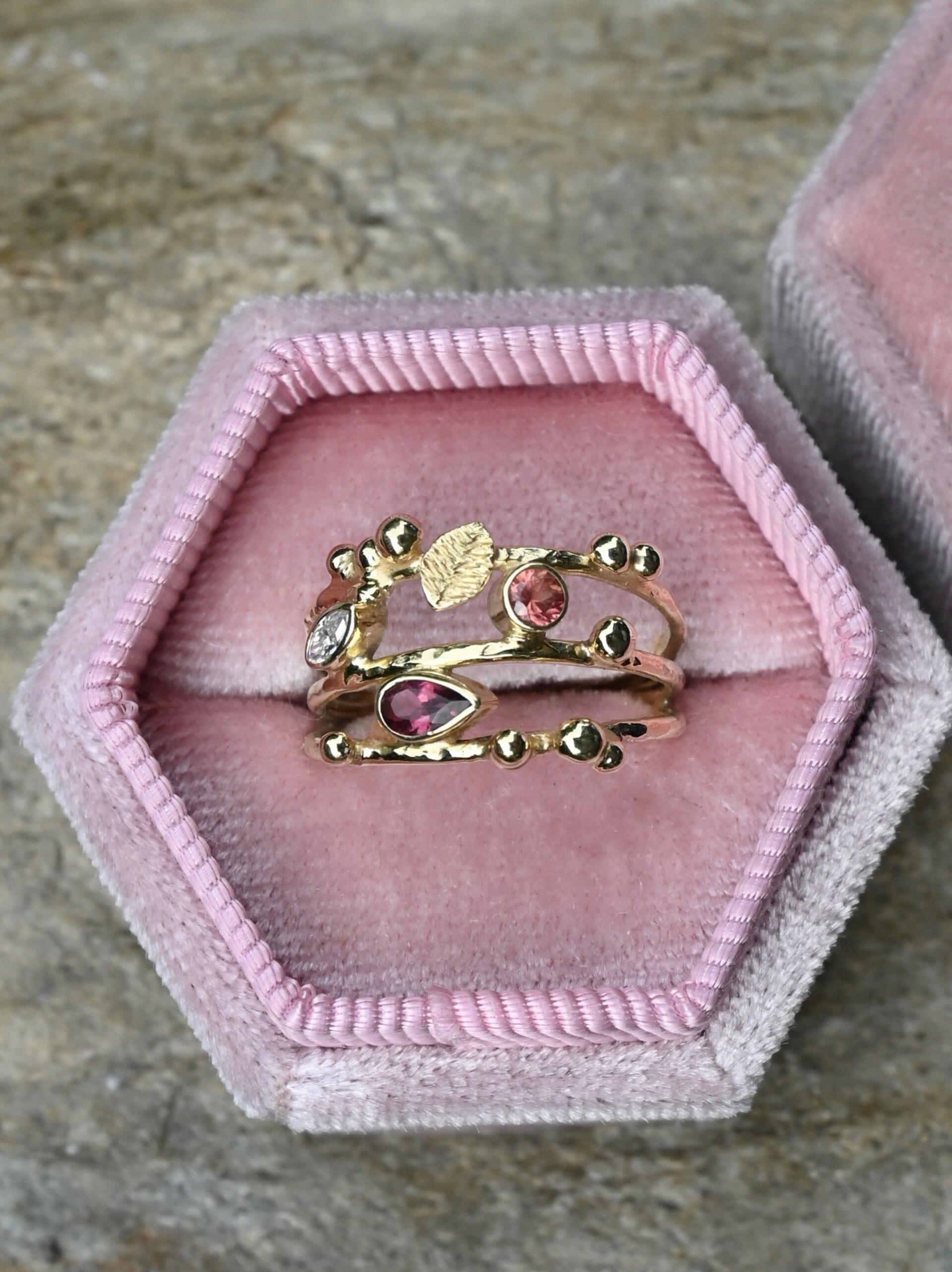 Handgemaakte 14 karaat gouden ringen met en zonder edelstenen in organische vormen