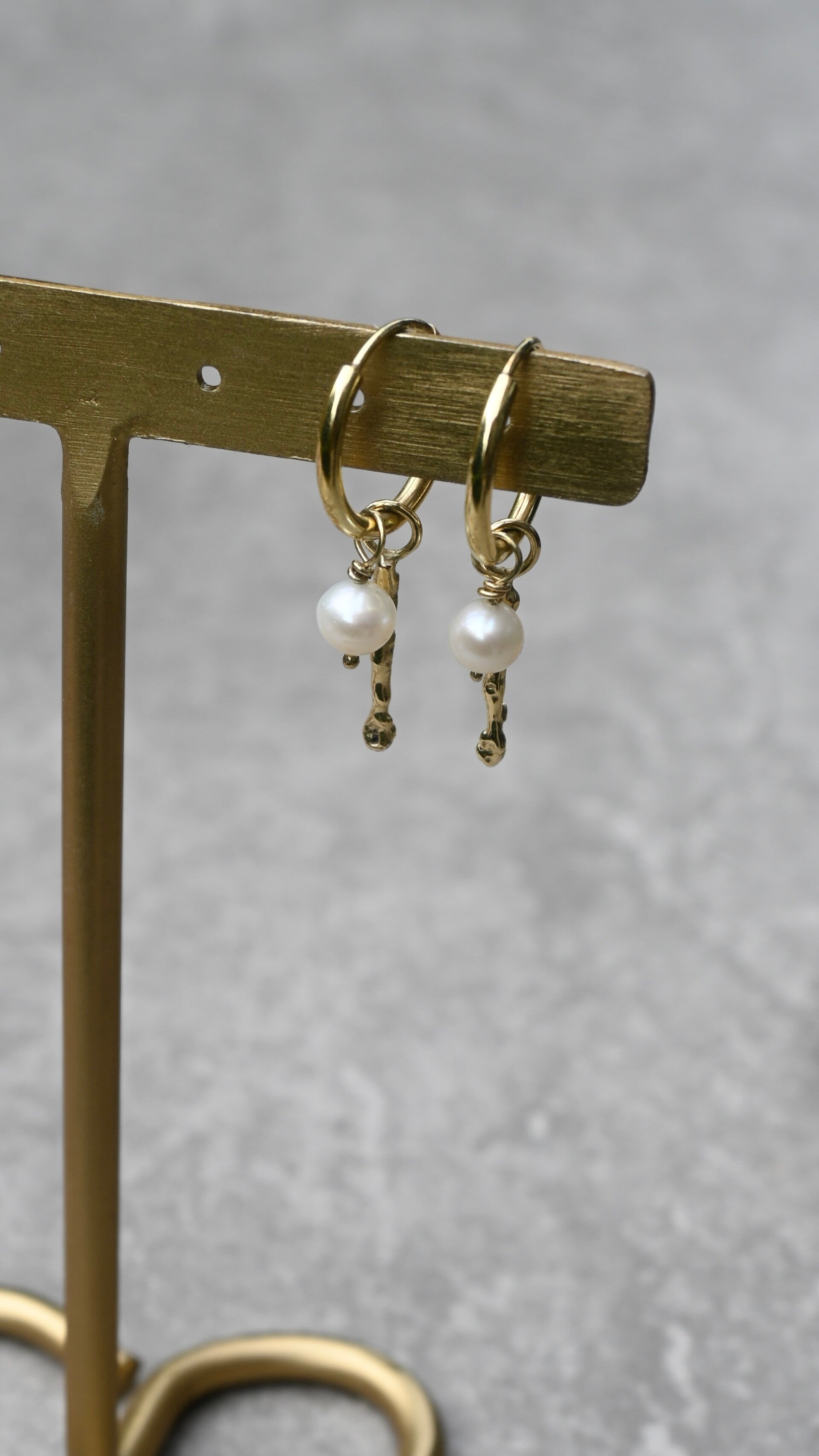 Handgemaakte 14 karaat gouden oorbellen en oorbelhangers met en zonder edelstenen in organische vormen